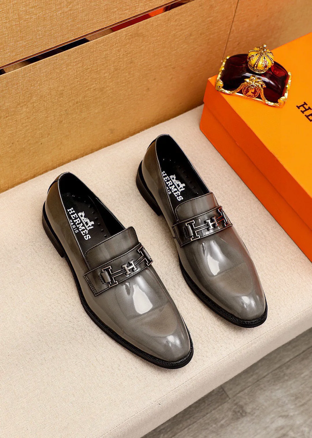 Men's shoes 💰460 💐 Product trademark: HERMES "Hermès" casual leather shoes Regular size: 38-44 (45🉑️customized) Product materials: Selected imported first-layer open-edge beaded cowhide upper, imported water-dyed 🐂 cowhide lining. Strong three-dimensional visual effect, combined outsole Color: 2⃣️colors available